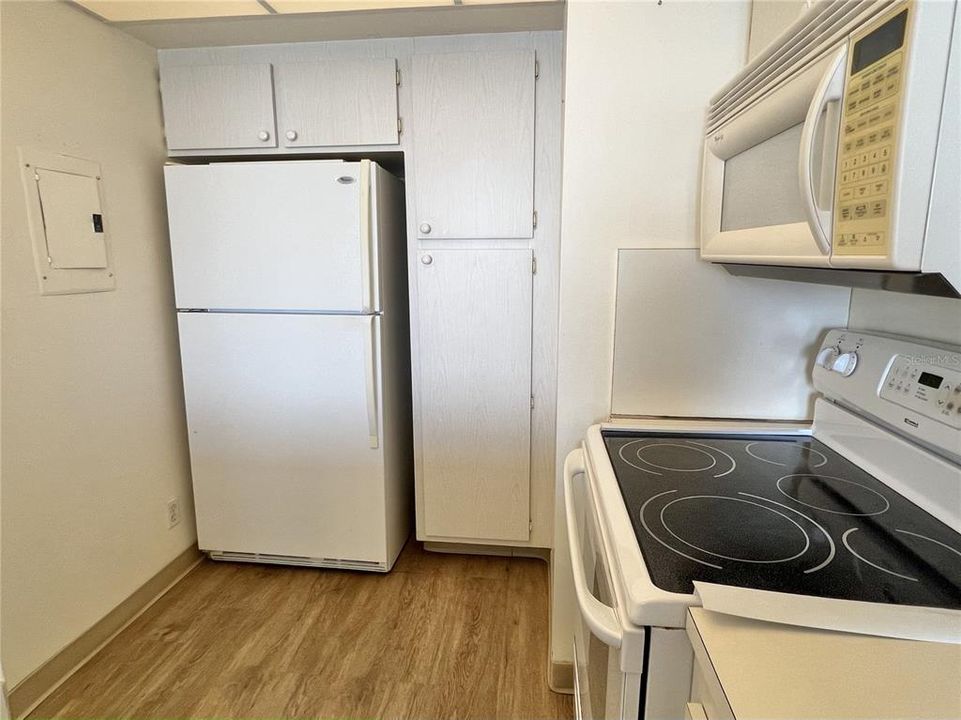 For Sale: $299,000 (1 beds, 1 baths, 780 Square Feet)