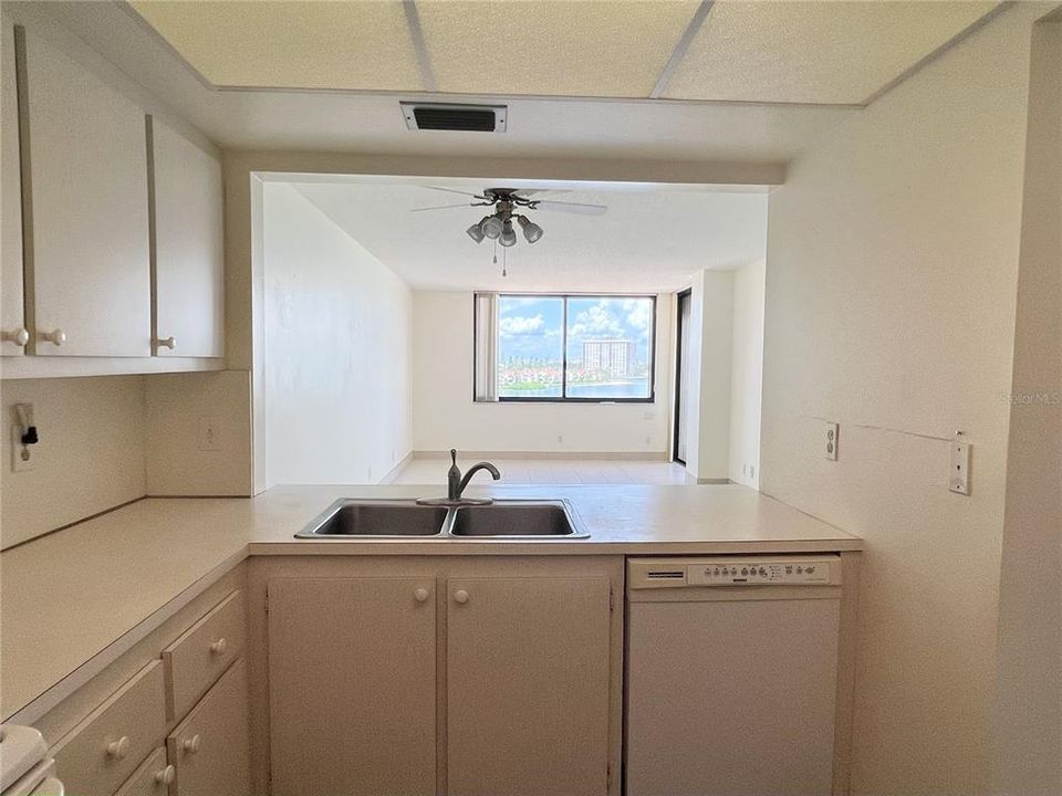 For Sale: $299,000 (1 beds, 1 baths, 780 Square Feet)
