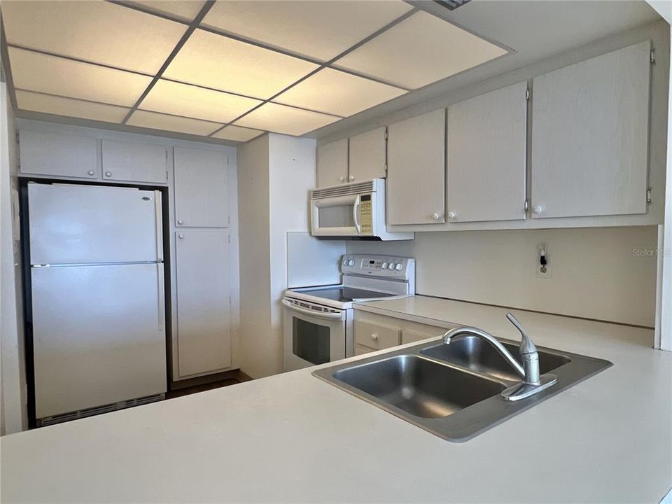 For Sale: $299,000 (1 beds, 1 baths, 780 Square Feet)