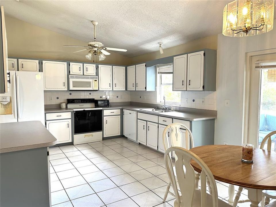 For Sale: $289,000 (3 beds, 2 baths, 1289 Square Feet)