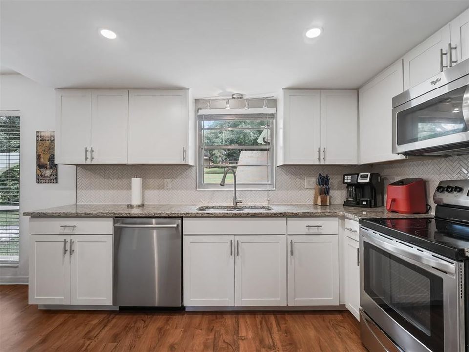 For Sale: $299,000 (2 beds, 2 baths, 1421 Square Feet)