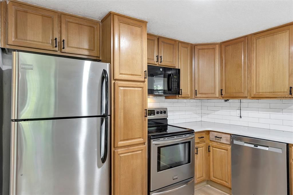 Active With Contract: $205,000 (2 beds, 1 baths, 858 Square Feet)