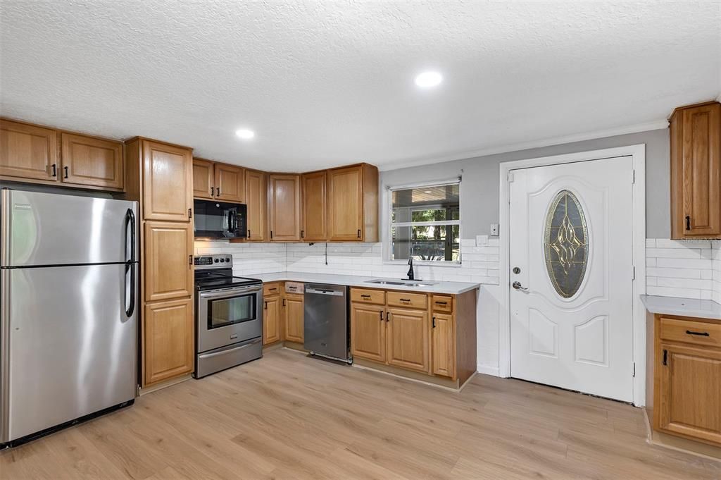 Active With Contract: $205,000 (2 beds, 1 baths, 858 Square Feet)