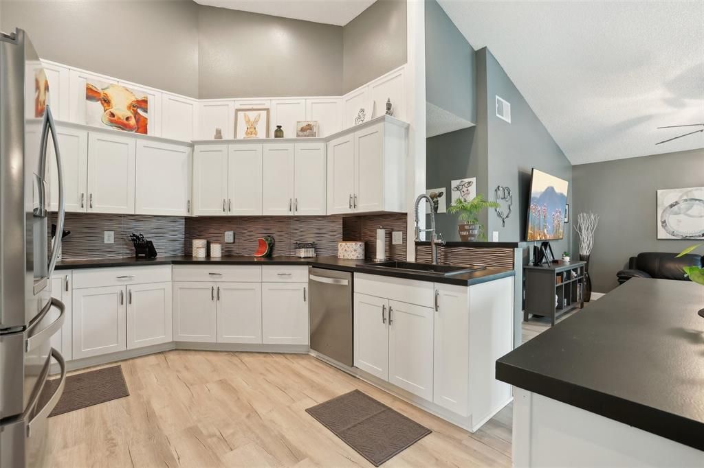 Active With Contract: $529,900 (3 beds, 2 baths, 1735 Square Feet)