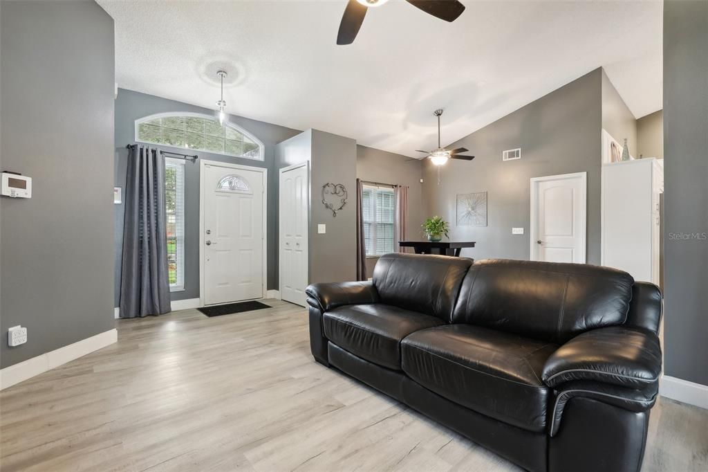 Active With Contract: $529,900 (3 beds, 2 baths, 1735 Square Feet)