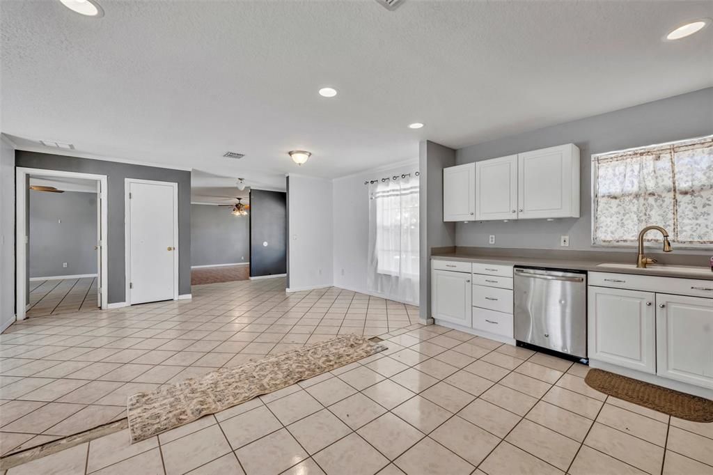 Active With Contract: $409,000 (3 beds, 2 baths, 1596 Square Feet)