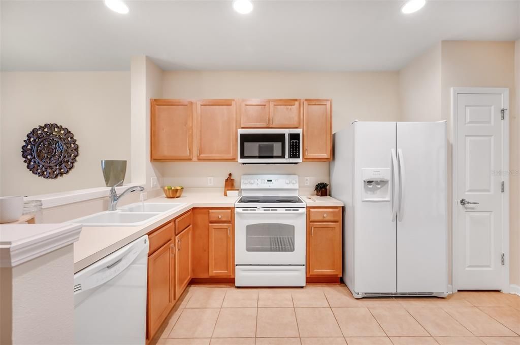 Active With Contract: $279,900 (2 beds, 2 baths, 1248 Square Feet)