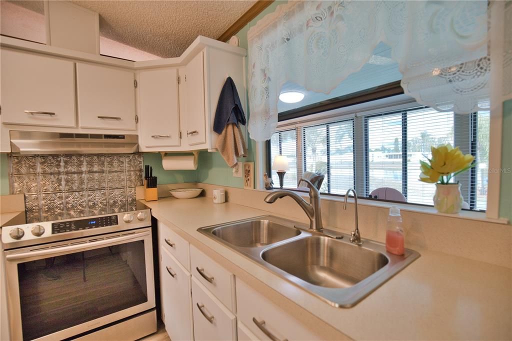 For Sale: $285,000 (2 beds, 2 baths, 1352 Square Feet)