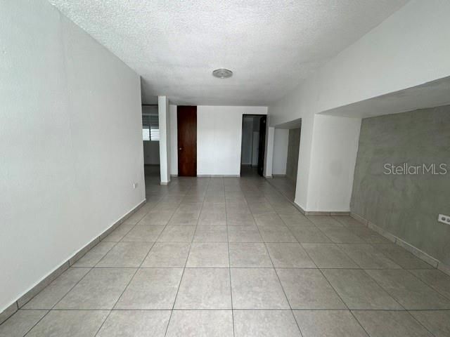 Vendido Recientemente: $180,000 (5 camas, 2 baños, 1946 Pies cuadrados)