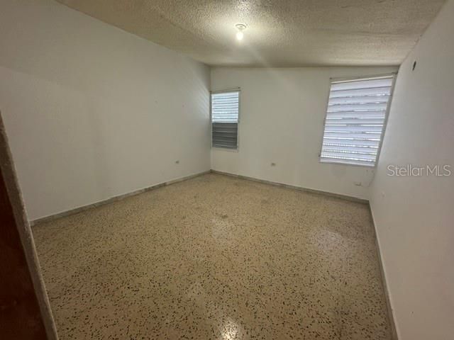 Recently Sold: $180,000 (5 beds, 2 baths, 1946 Square Feet)