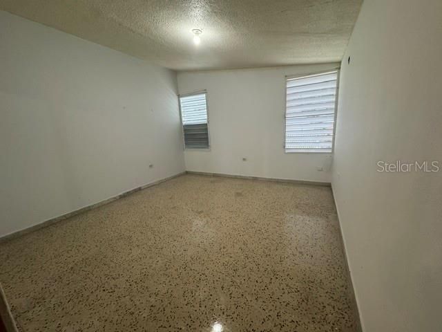 Vendido Recientemente: $180,000 (5 camas, 2 baños, 1946 Pies cuadrados)