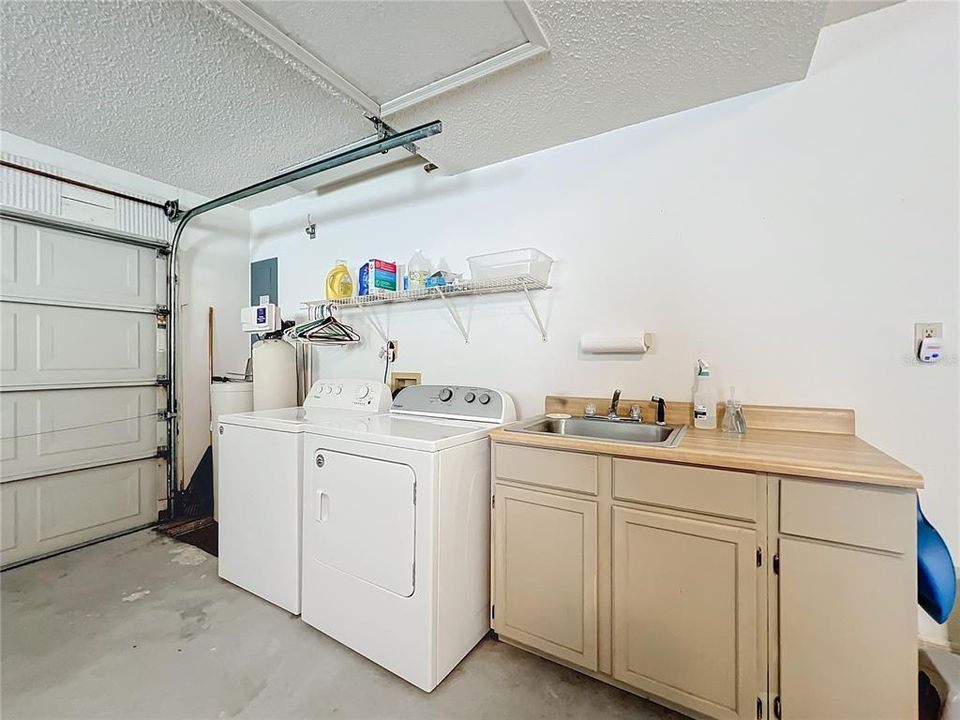 For Sale: $279,900 (2 beds, 2 baths, 1337 Square Feet)