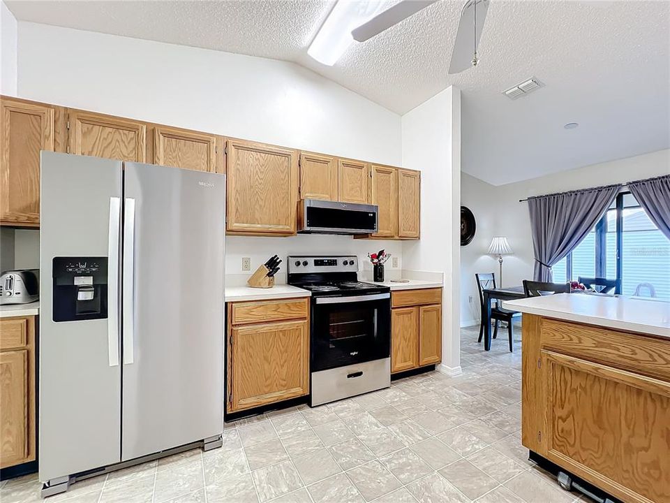 For Sale: $279,900 (2 beds, 2 baths, 1337 Square Feet)