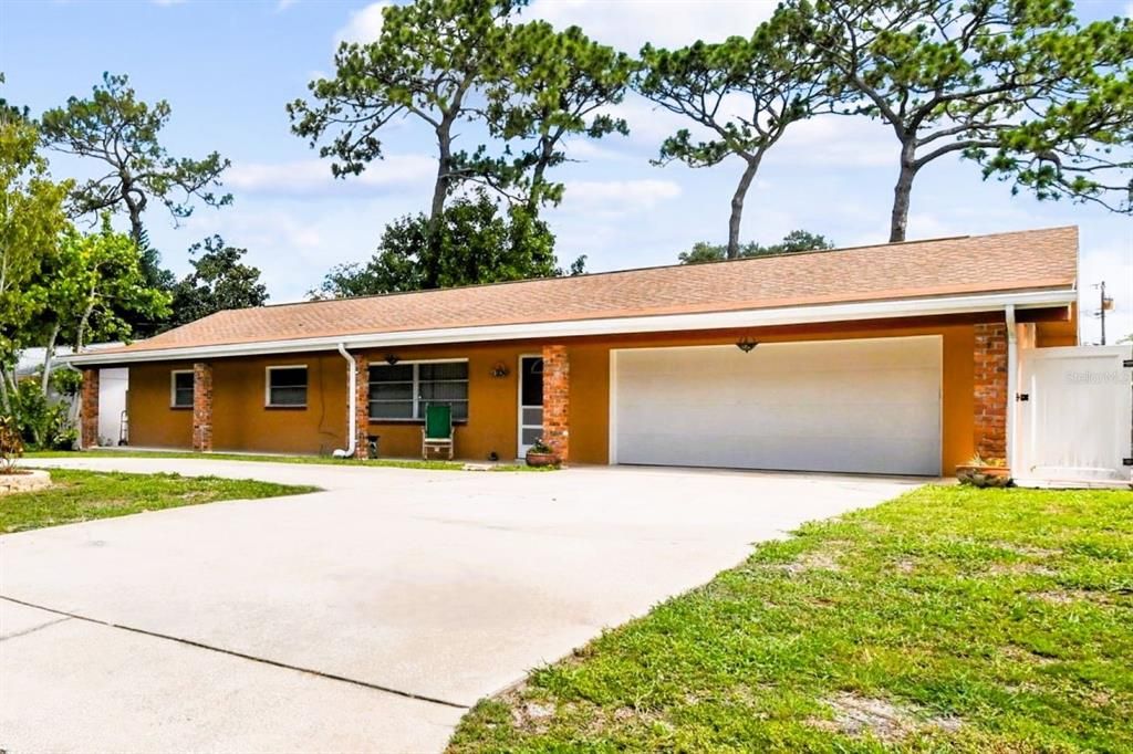 Front Exterior with large horseshoe driveway