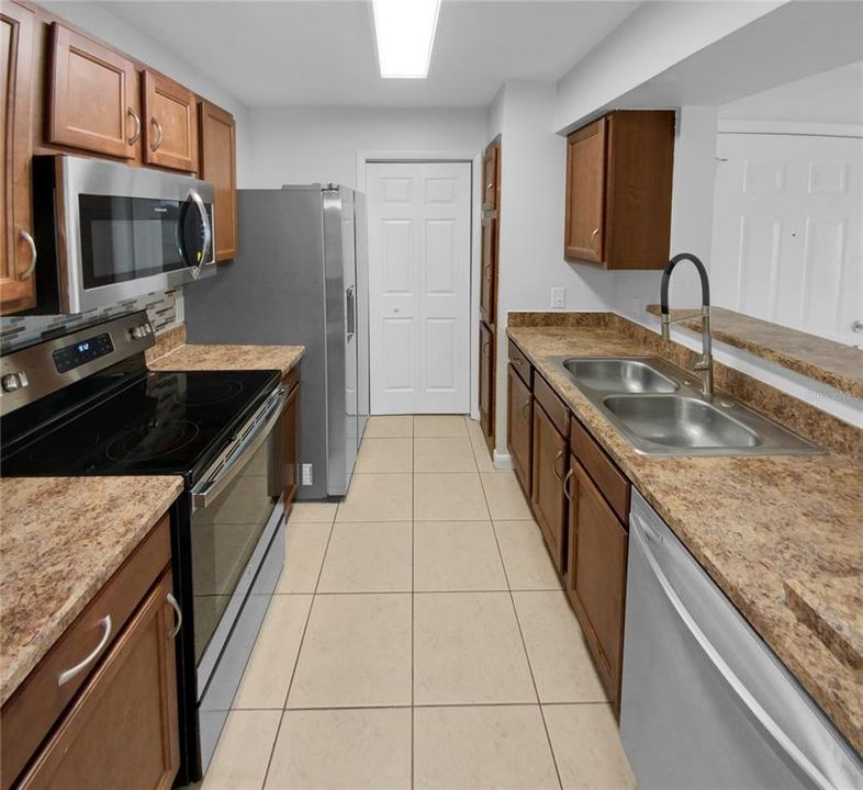 For Sale: $162,000 (2 beds, 2 baths, 935 Square Feet)