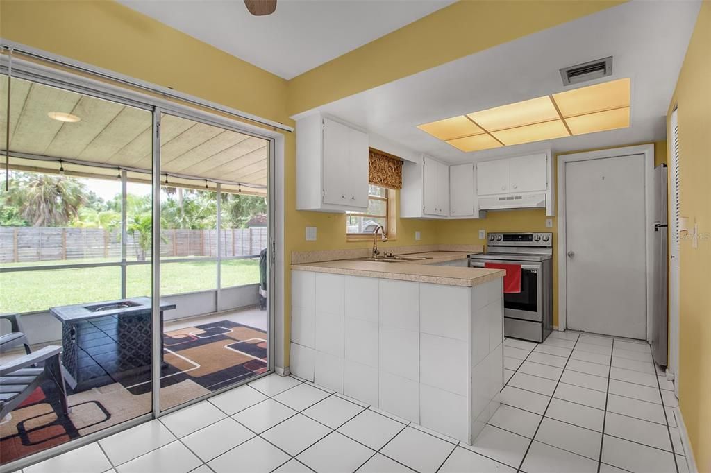 For Sale: $215,000 (2 beds, 1 baths, 956 Square Feet)