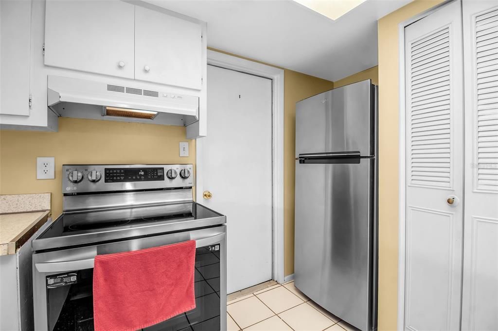 For Sale: $215,000 (2 beds, 1 baths, 956 Square Feet)