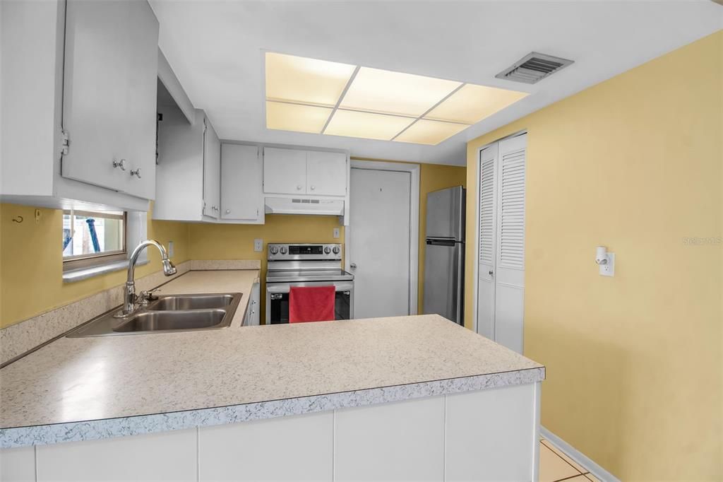 For Sale: $215,000 (2 beds, 1 baths, 956 Square Feet)