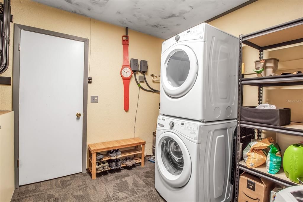 For Sale: $215,000 (2 beds, 1 baths, 956 Square Feet)