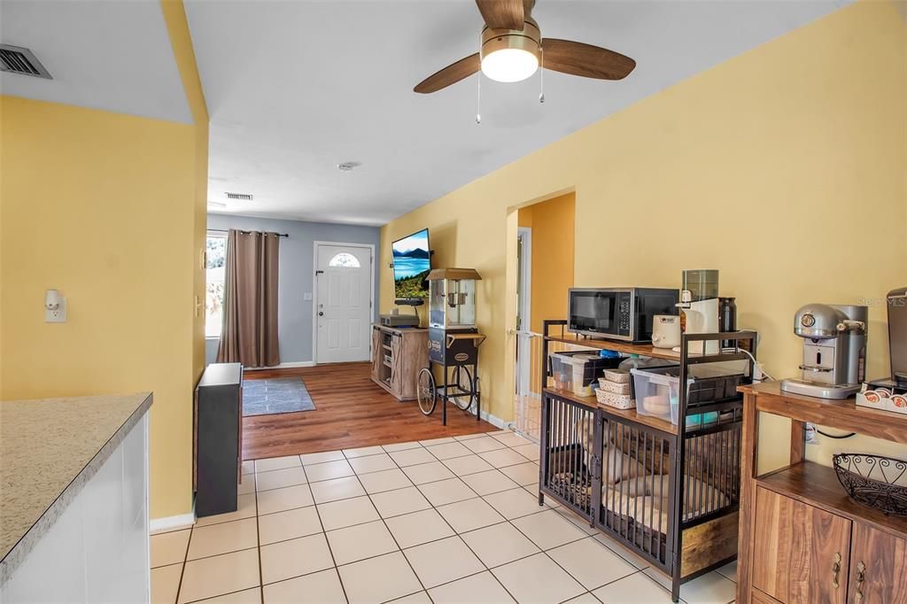 For Sale: $215,000 (2 beds, 1 baths, 956 Square Feet)