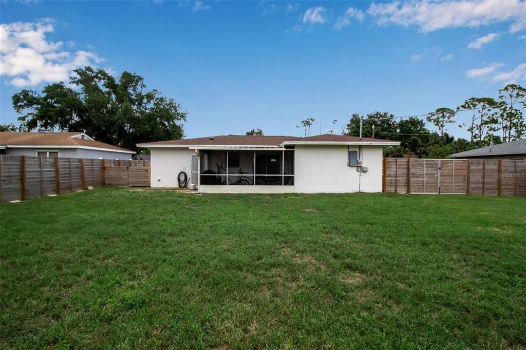 For Sale: $215,000 (2 beds, 1 baths, 956 Square Feet)