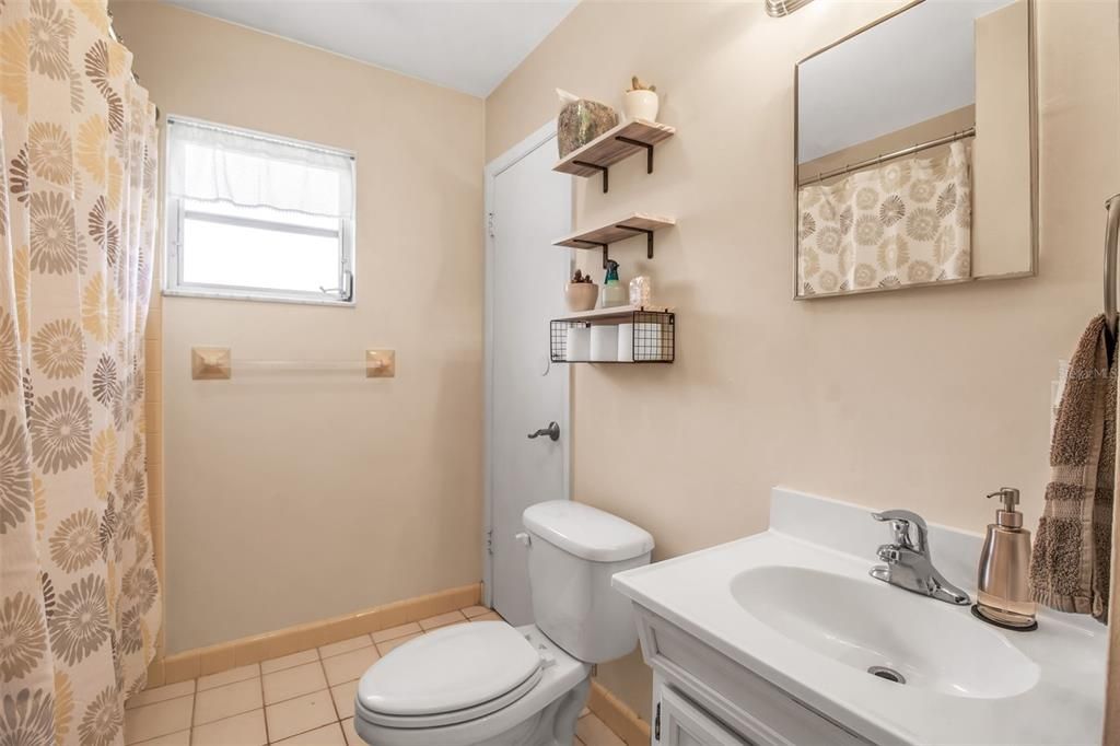 For Sale: $215,000 (2 beds, 1 baths, 956 Square Feet)