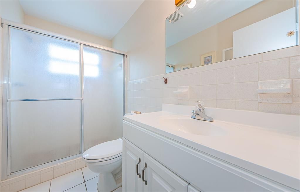 Ensuite bathroom, light and bright updated!