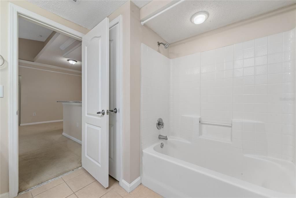 For Rent: $1,845 (1 beds, 1 baths, 895 Square Feet)