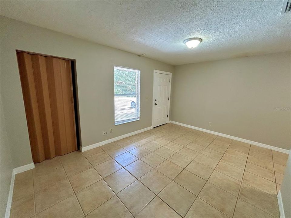 For Rent: $1,098 (1 beds, 1 baths, 721 Square Feet)