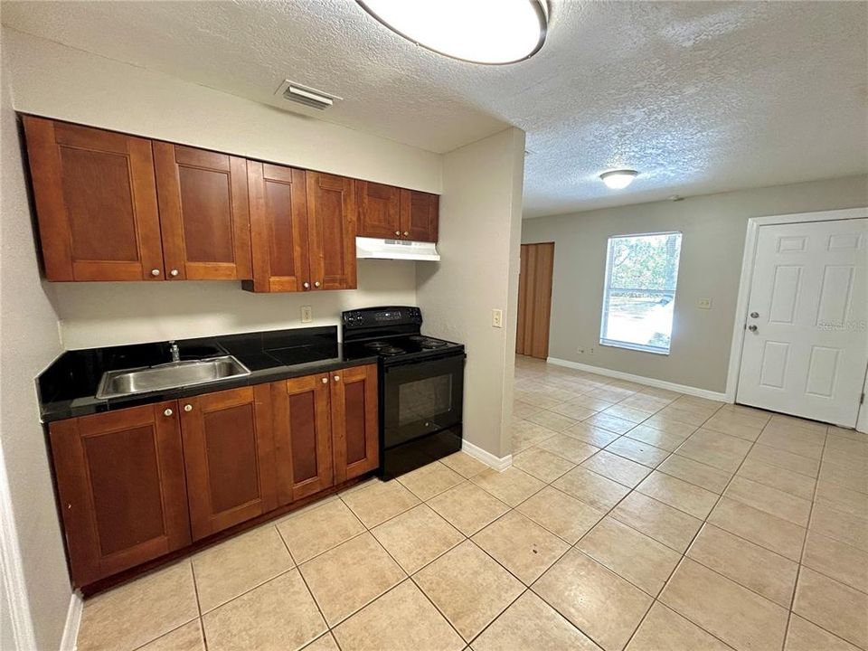 For Rent: $1,098 (1 beds, 1 baths, 721 Square Feet)