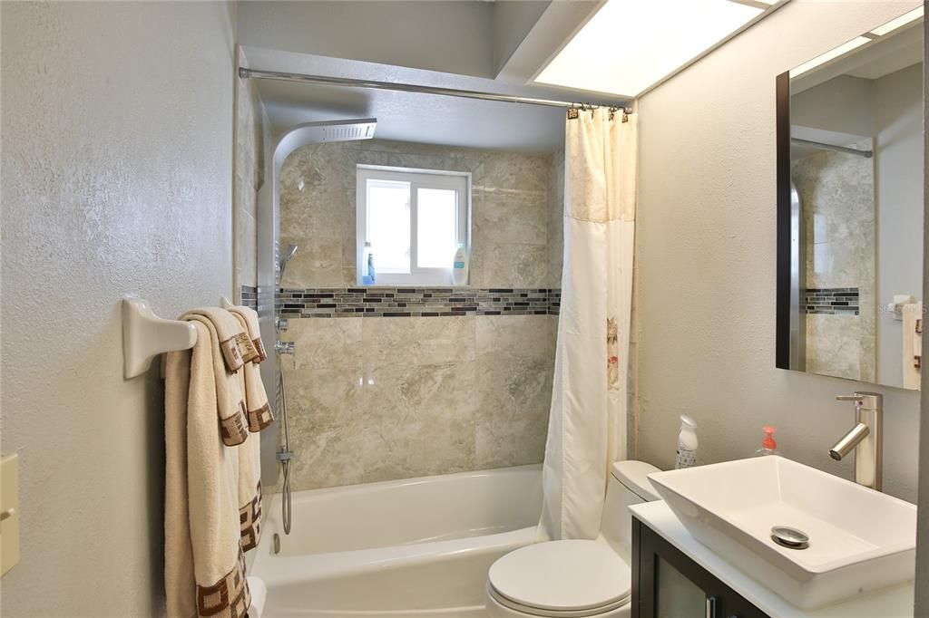 Hall Bath w/Full Tub & Shower