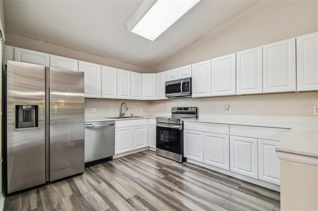 For Sale: $325,000 (2 beds, 2 baths, 1129 Square Feet)