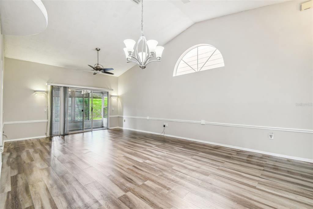 For Sale: $325,000 (2 beds, 2 baths, 1129 Square Feet)