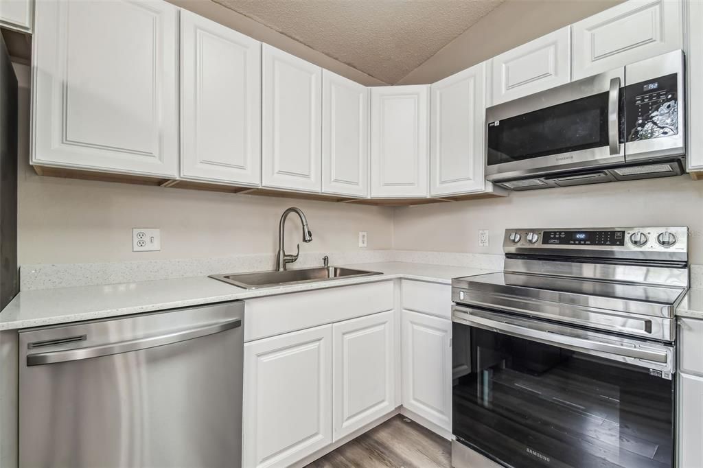 For Sale: $325,000 (2 beds, 2 baths, 1129 Square Feet)