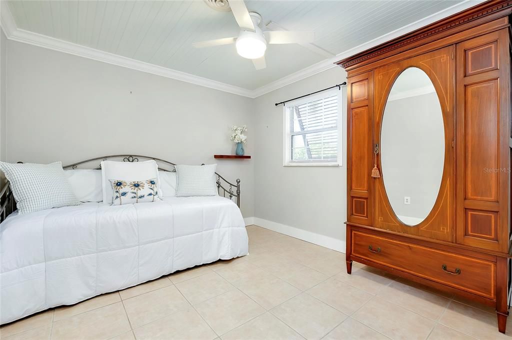 Guest bedroom - Crown molding and tile flooring.