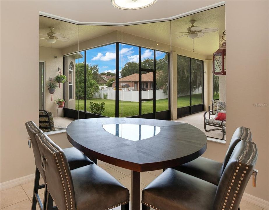 Breakfast Nook With Seamless Bay Windows