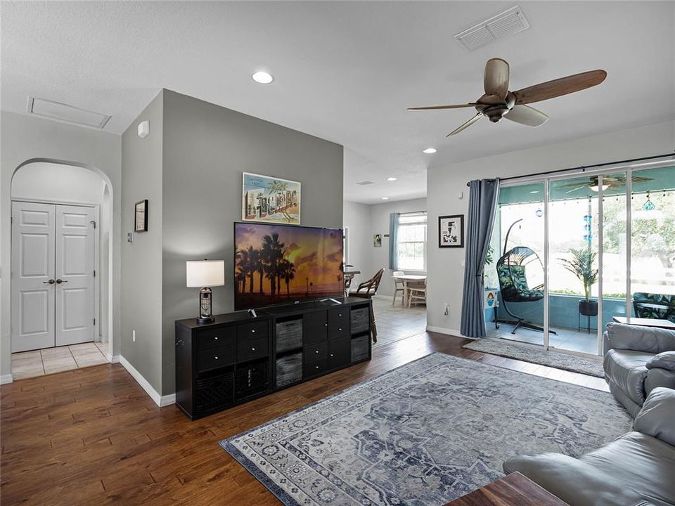 For Sale: $345,000 (3 beds, 2 baths, 1709 Square Feet)