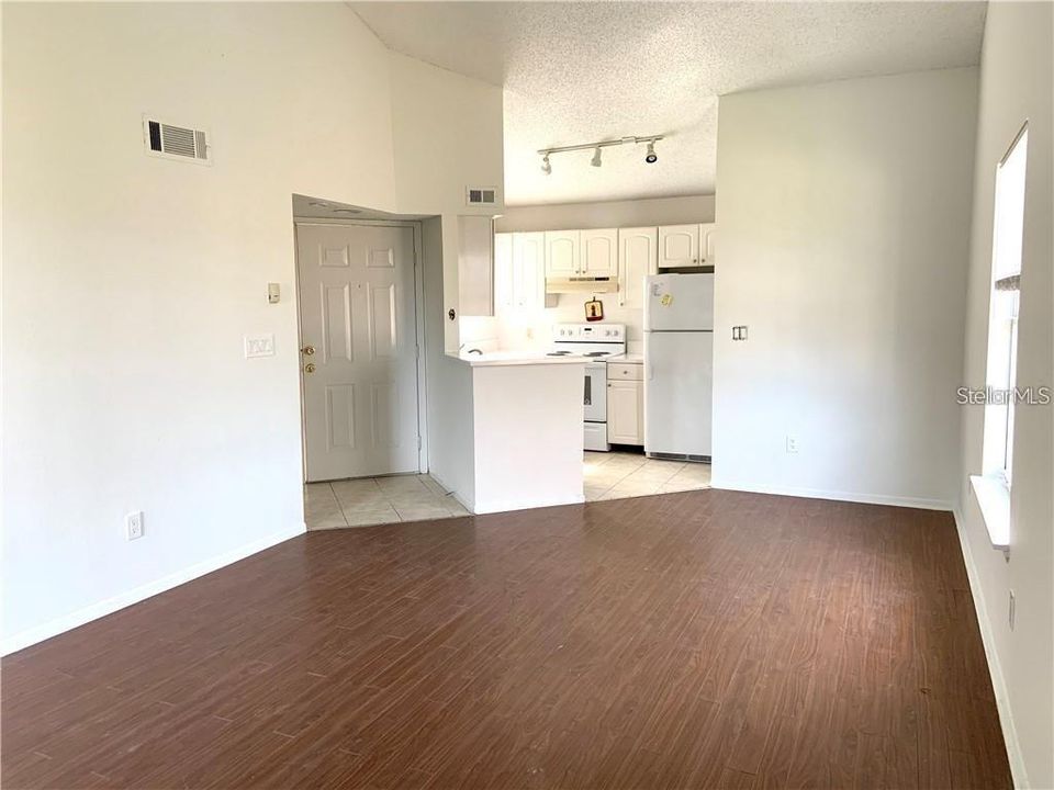 For Rent: $1,200 (1 beds, 1 baths, 660 Square Feet)