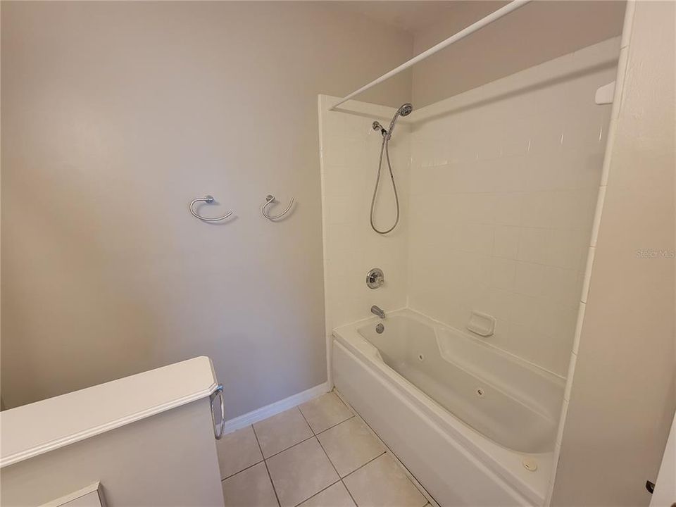 Active With Contract: $1,900 (3 beds, 2 baths, 1380 Square Feet)