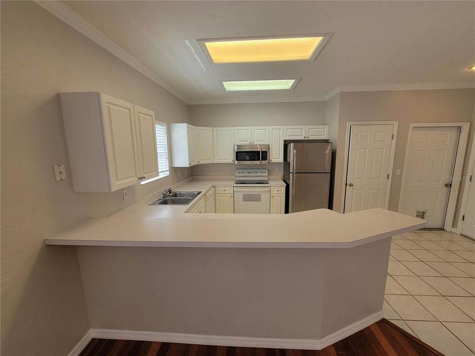 Active With Contract: $1,900 (3 beds, 2 baths, 1380 Square Feet)