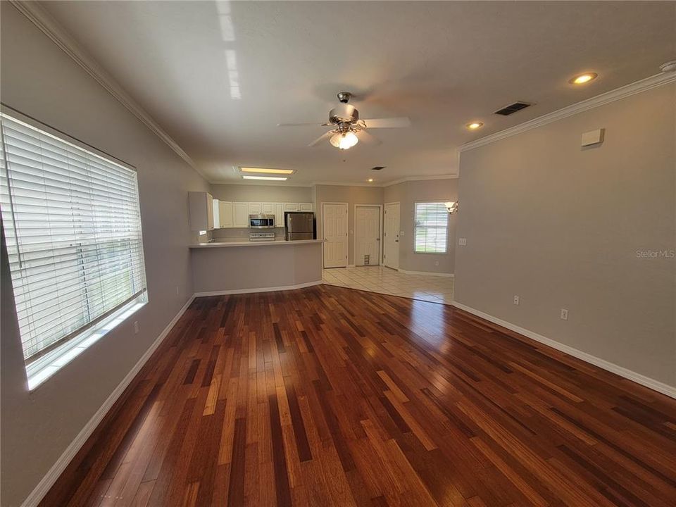 Active With Contract: $1,900 (3 beds, 2 baths, 1380 Square Feet)