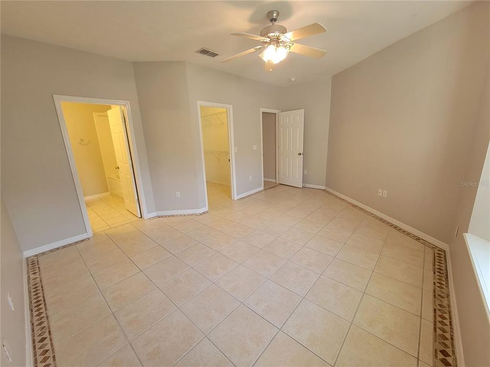 Active With Contract: $1,900 (3 beds, 2 baths, 1380 Square Feet)