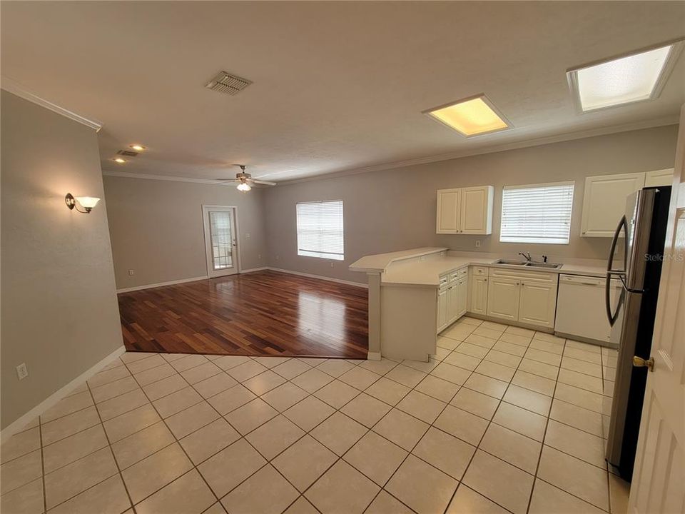 Active With Contract: $1,900 (3 beds, 2 baths, 1380 Square Feet)