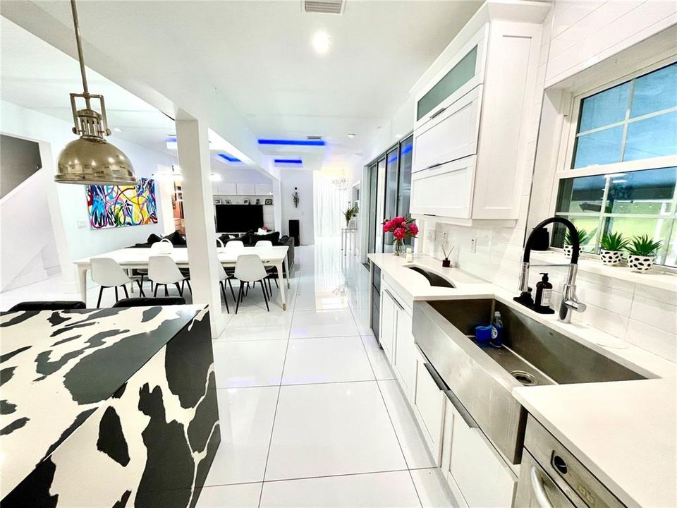 En Venta: $945,000 (5 camas, 4 baños, 5200 Pies cuadrados)