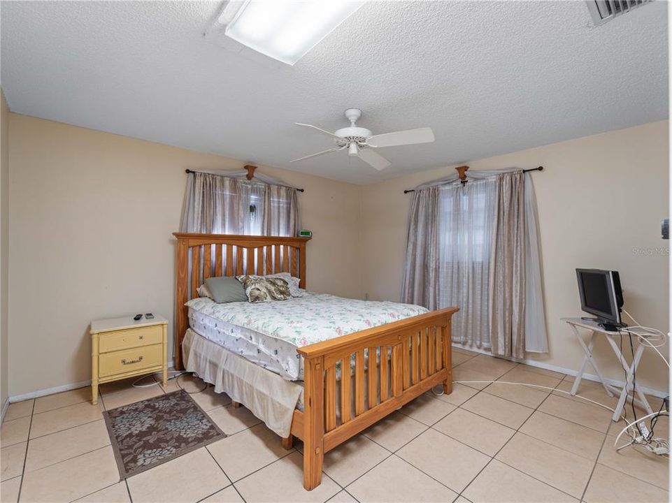 For Sale: $300,000 (3 beds, 2 baths, 1286 Square Feet)