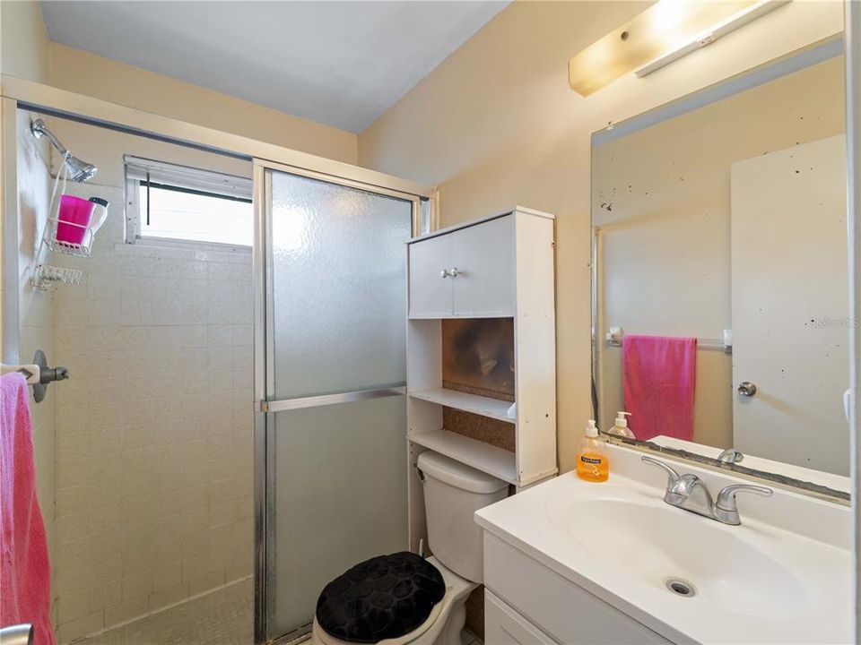 For Sale: $300,000 (3 beds, 2 baths, 1286 Square Feet)