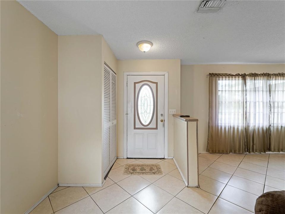 For Sale: $300,000 (3 beds, 2 baths, 1286 Square Feet)