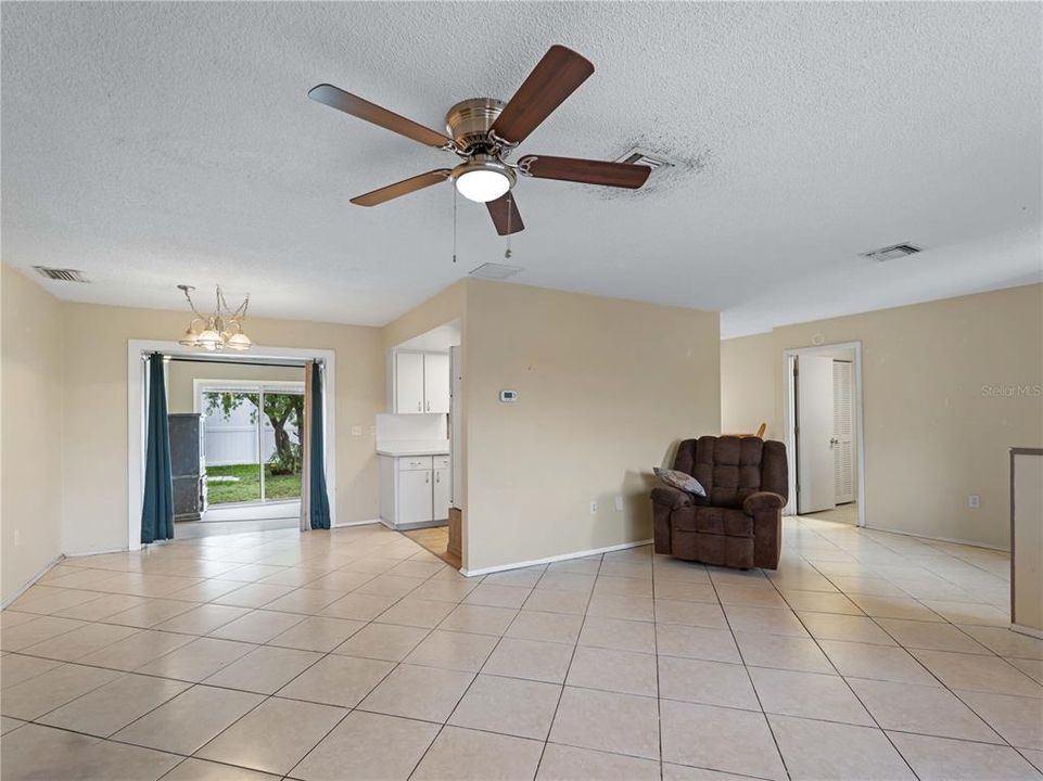 For Sale: $300,000 (3 beds, 2 baths, 1286 Square Feet)