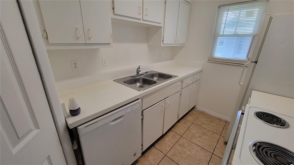 Recently Rented: $1,395 (2 beds, 1 baths, 780 Square Feet)