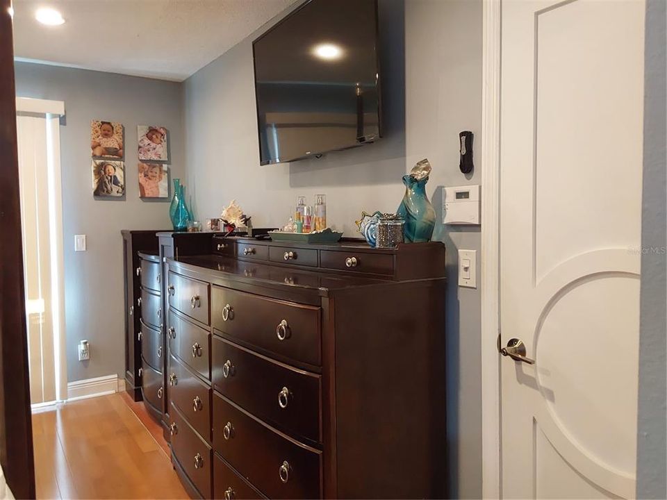 For Sale: $449,900 (2 beds, 2 baths, 920 Square Feet)